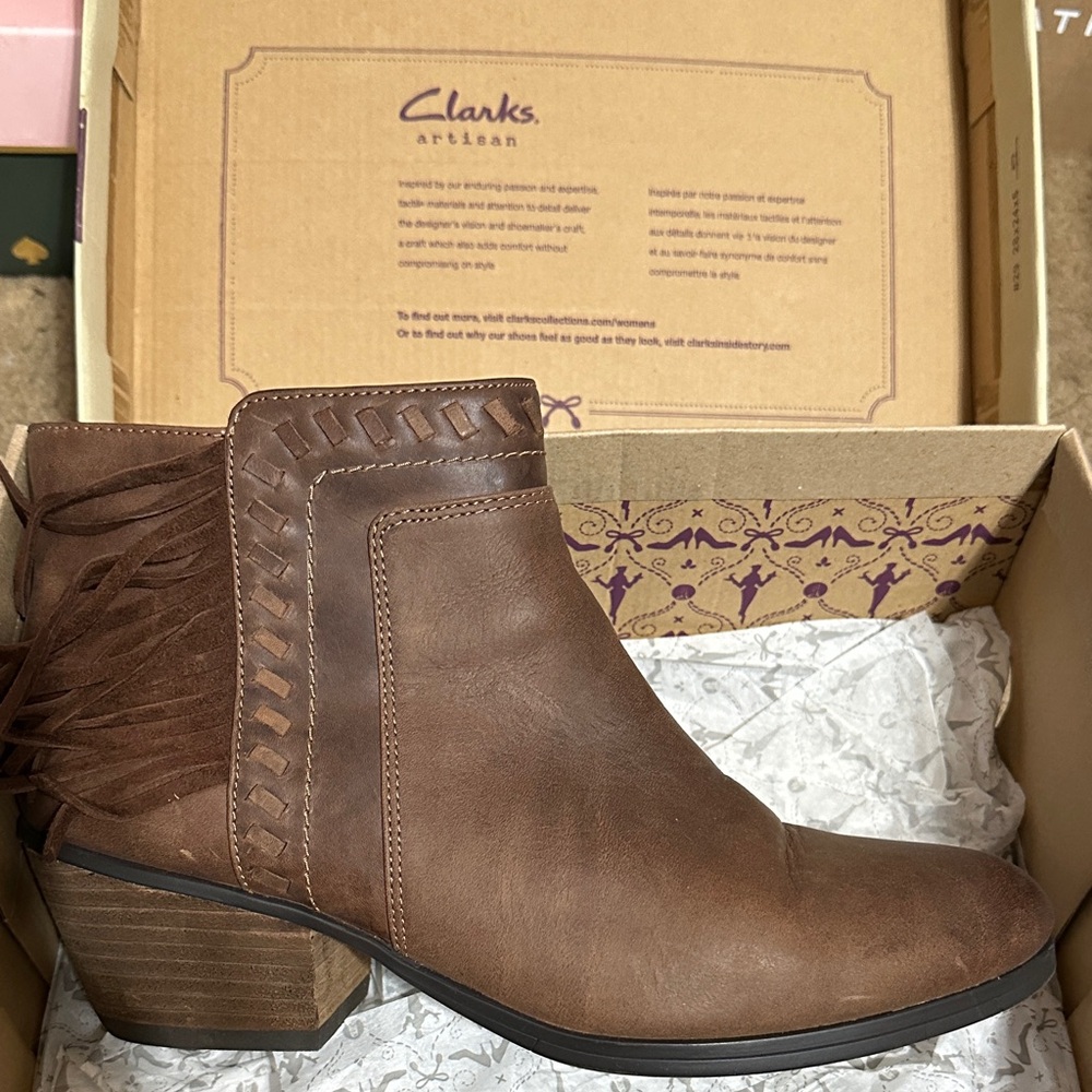 Clarks Artisan Fringe Brown Ankle Booties gelata flora